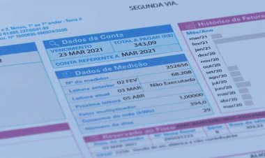 Conta de luz dos brasileiros deve subir 5,6% em média em 2024, diz Aneel