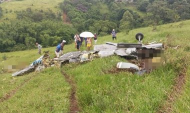 Avião cai e deixa 5 mortos na zona rural de Itapeva, MG