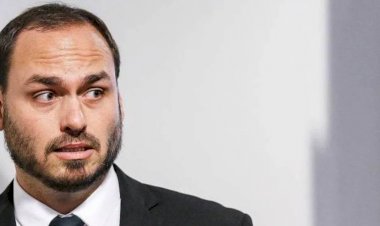 PF deve apreender celular e tablet de Carlos Bolsonaro