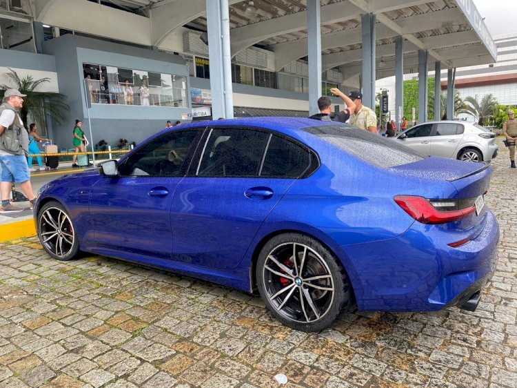 Quatro pessoas morrem após serem encontradas desacordadas dentro de BMW em Balneário Camboriú