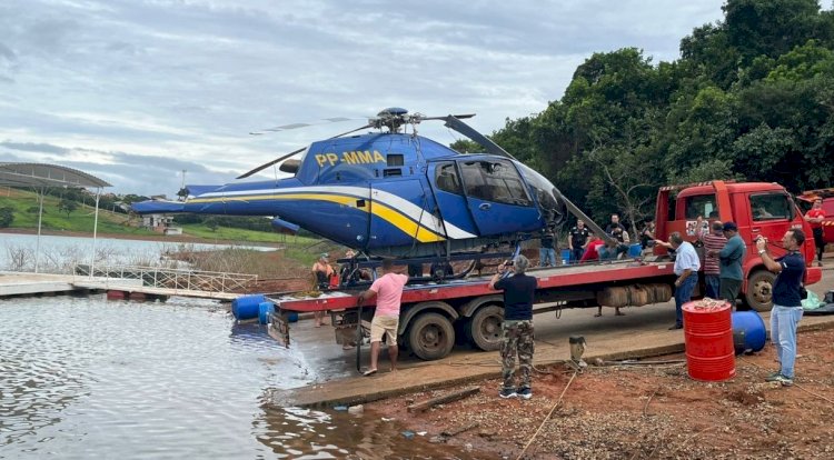 Após acidente, helicóptero é retirado de represa na cidade de Capitólio