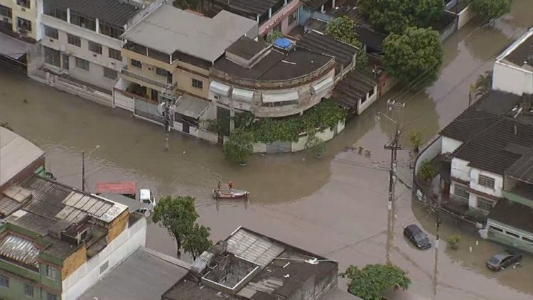 Dez pessoas morrem depois de forte temporal que alaga vias e afeta metrô e ônibus; Rio entra em estado de emergência