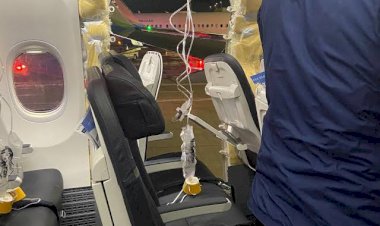 Porta ejetada durante voo: avião saiu da fábrica sem parafusos na porta, conclui relatório dos EUA sobre o caso