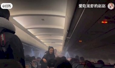 Bateria explode e obriga avião a fazer pouso de emergência; vídeo mostra fumaça