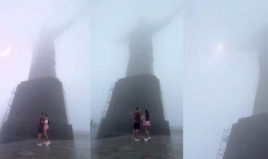 Raio atinge o Cristo Redentor enquanto casal se beija para foto; VÍDEO
