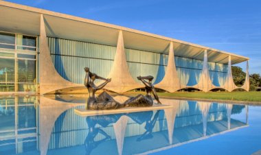 Residência oficial de Lula sofre tentativa de invasão por carro; PF apura