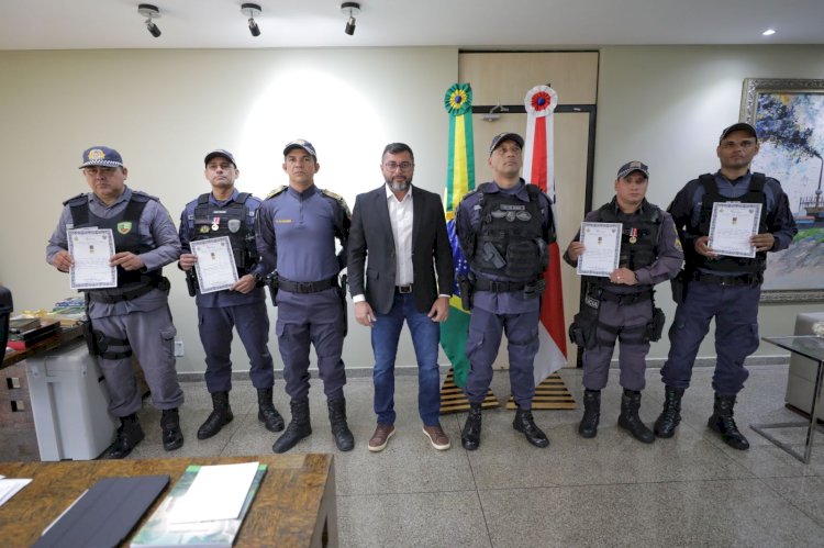 Governador Wilson Lima parabeniza e concede medalha a policiais militares por maior apreensão de armas da história do Amazonas