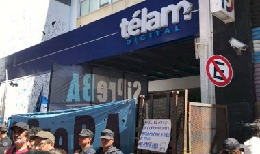 Milei enfrenta protesto após tirar agência estatal do ar, suspender funcionários e cercar prédio