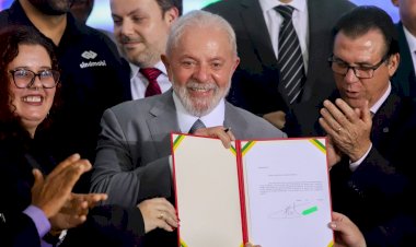 Lula assina projeto de lei que cria pacote de direitos para motoristas de app