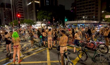 Ciclistas nus protestam contra violência no trânsito em São Paulo