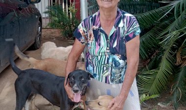 No Acre, idosa mantém quase 80 animais em casa: 'É o amor que me leva a resgatar'