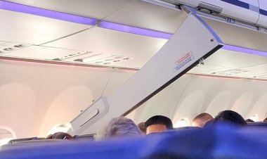 Divisória se desprende do teto de avião da LATAM após o pouso em Foz do Iguaçu