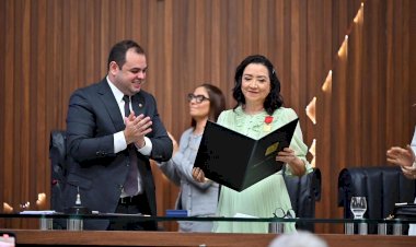Roberto Cidade outorga a Medalha Ruy Araújo à desembargadora do TJAM, Onilza Abreu