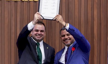 Roberto Cidade outorga a Medalha Ruy Araújo ao procurador-geral do MPE-AM, Alberto Rodrigues Nascimento