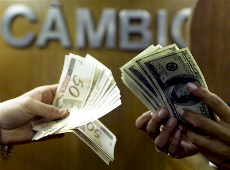 Dólar fecha cotado a R$ 4,955 após divulgação do PIB