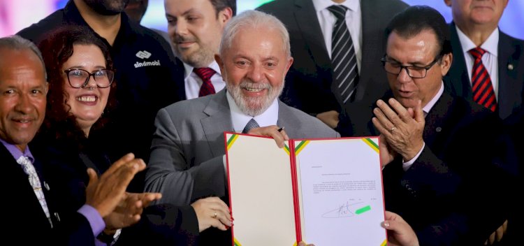 Lula assina projeto de lei que cria pacote de direitos para motoristas de app