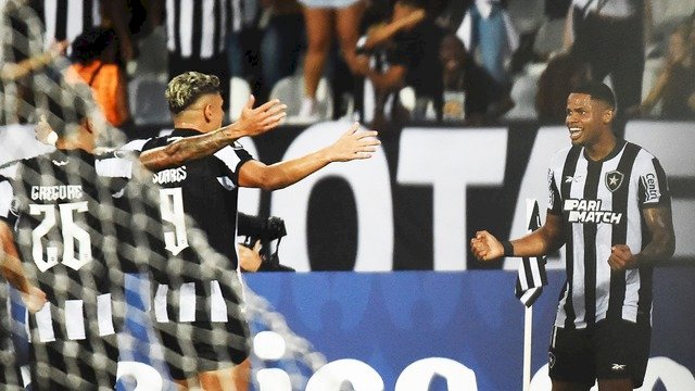 Júnior Santos brilha com golaços, e Botafogo vence o Bragantino pela Libertadores