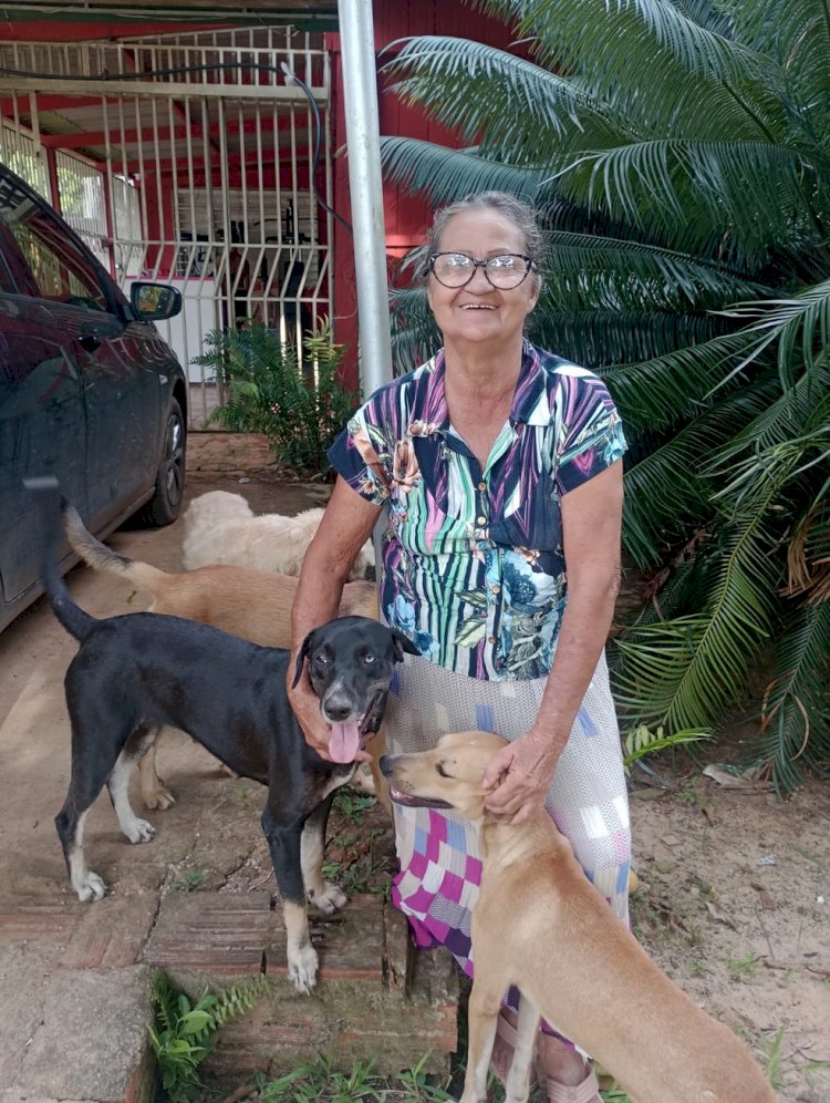 No Acre, idosa mantém quase 80 animais em casa: 'É o amor que me leva a resgatar'