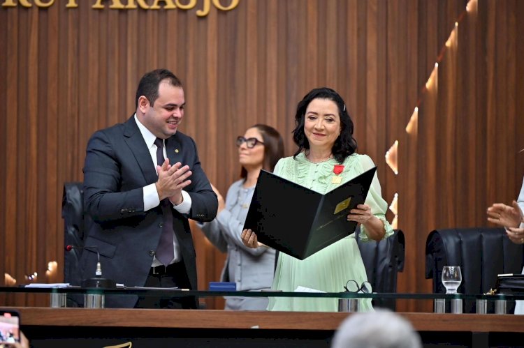 Roberto Cidade outorga a Medalha Ruy Araújo à desembargadora do TJAM, Onilza Abreu