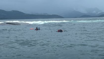 Embarcação com sete pessoas bate em pedra e afunda no litoral do RJ; bombeiros fazem buscas