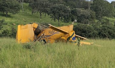 Avião faz pouso forçado e bate em árvores às margens de rodovia de Goiás, dizem bombeiros