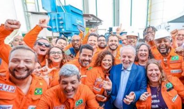 Lula critica venda de ativos da Petrobras e diz que estatal está sendo recuperada após “tentativa de desmonte”