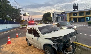 Motorista fica ferido após carro bater em mureta na Zona Centro-Sul de Manaus
