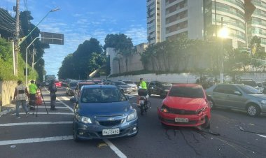Acidente entre dois carros deixa trânsito lento na Avenida Mário Ypiranga, em Manaus