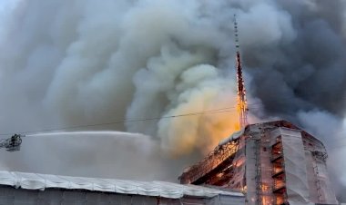 Incêndio destrói antiga bolsa de valores de Copenhague