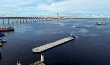 Prefeito de Manaus lança principal estrutura do píer turístico nas águas do rio Negro