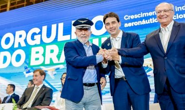 Azul investe R$ 3 bi em 13 aeronaves da Embraer e “batiza” avião na presença de Lula