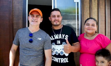 Prefeito entrega casas recuperadas para famílias vítimas de incêndios em Manaus