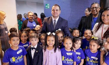 Crianças do projeto ‘Cidadão do Berço’, implantado na presidência de Roberto Cidade, entregam a carta ‘Mais Amor Aqui’