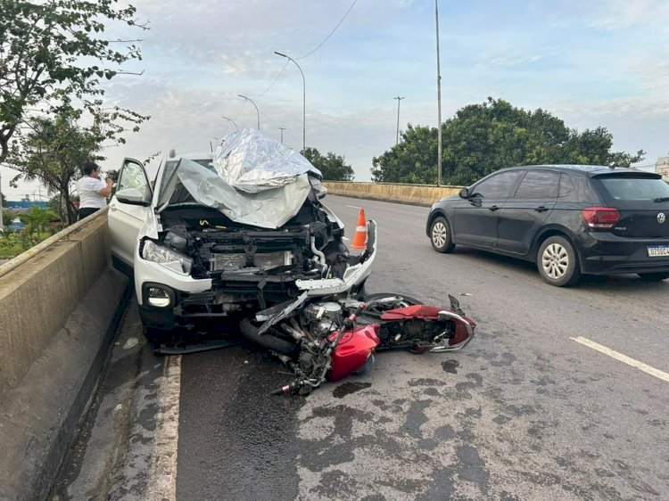 Mototaxista morre após ser atingido por carro na contramão em viaduto de Manaus