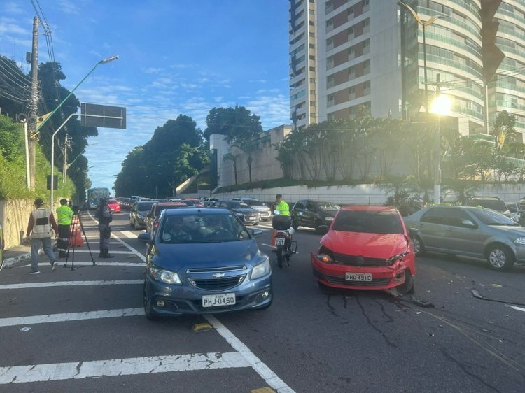 Acidente entre dois carros deixa trânsito lento na Avenida Mário Ypiranga, em Manaus