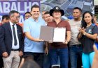 Prefeito assina ordem de serviço para reforma de praça e quadra no bairro Armando Mendes