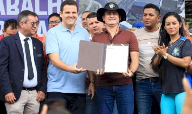 Prefeito assina ordem de serviço para reforma de praça e quadra no bairro Armando Mendes