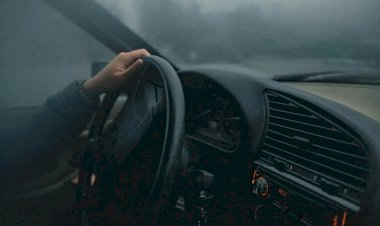 Passa muito tempo no carro? Estudo mostra que substâncias tóxicas perigosas são liberadas no interior dos veículos