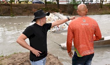 Instalação de ecobarreira no Passeio do Mindu auxilia serviço de limpeza dos igarapés realizado pela Prefeitura de Manaus