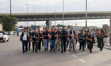 Mais de 400 trabalhadores da prefeitura atuam no primeiro dia do reordenamento na área comercial e histórica do Centro de Manaus