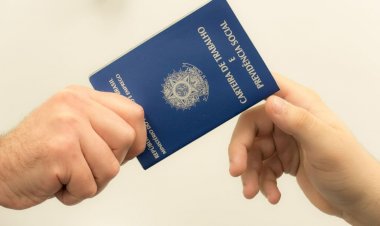 Brasil abre 240.033 vagas formais em abril, recorde para o mês, mostra Caged