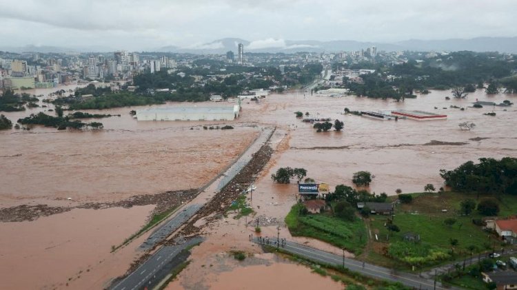 Frente fria vai derrubar temperatura no RS; estado tem 159 mil desalojados