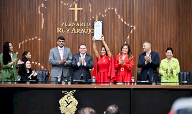 Roberto Cidade outorga a Medalha Ruy Araújo à cunhã-poranga Isabelle Nogueira