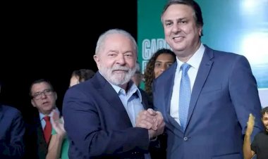 Lula promete R$ 5,5 bi a universidades e pede 'coragem para acabar a greve'