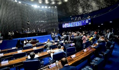Senado aprova bolsa de pelo menos R$ 700 para alunos de baixa renda da graduação