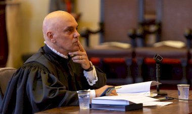 Moraes derruba sigilo de áudio em que Bolsonaro discute com general Heleno investigação sobre rachadinha contra Flávio