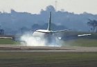 Boeing 737-400 Cargueiro faz pouso de emergência, estoura pneu e fecha pista de Viracopos