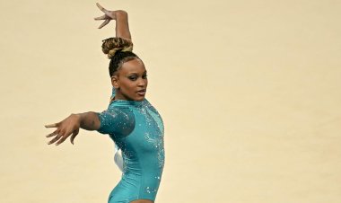 É OURO! Rebeca Andrade supera Simone Biles fica com a medalha de ouro na final do solo em Paris 2024