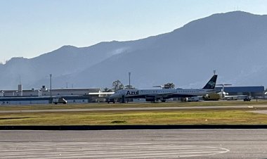 Pista do aeroporto de Florianópolis é fechada após avião da Azul sofrer danos no pouso