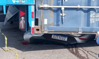 VÍDEO: carreta tomba em cima de um veículo Onix na zona sul de Manaus